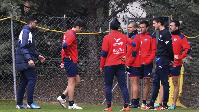 Gonzalo Melero, con la mano en la espalda, se une al grupo de lesionados durante el entrenamiento de ayer.