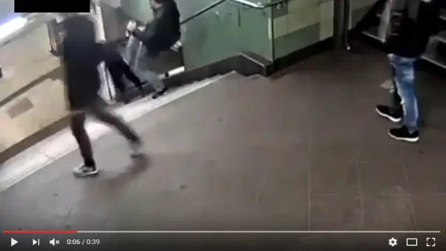 Momento de la agresión en el metro de Berlín.