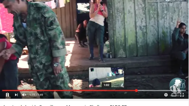 Imagen del vídeo subido por las FARC haciendo el reto del maniquí.