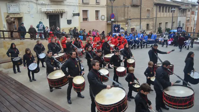 Los tambores de las cofradías aragonesa del Descendimiento en la plaza de la Candelera de Barbastro.
