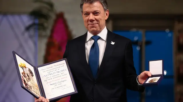 El presidente de Colombia, Juan Manuel Santos, recibe el Nobel de la Paz.