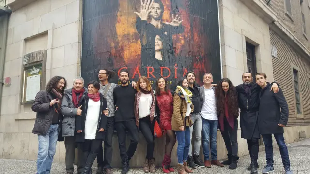 El equipo de 'Cardía', y el concejal Fernando Rivarés, este lunes, a las puertas del Teatro Principal de Zaragoza