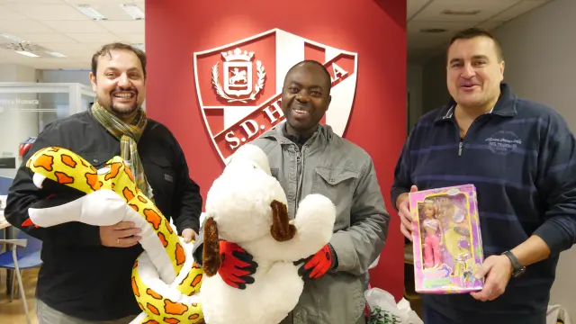 La SD Huesca entrega a Cáritas cientos de juguetes donados por la afición.