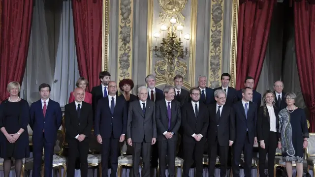 Foto de familia de Gentiloni con sus ministros.