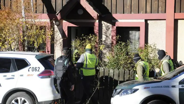 Agentes de la Guardia Civil realizan un registro en una vivienda en La Pradera de Valsaín, en el Real Sitio de San Ildefonso (Segovia).