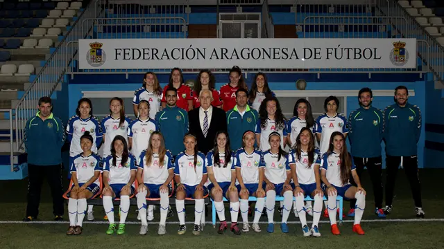 El Zaragoza Femenino posa en la foto de familia de la temporada 2016-2017.