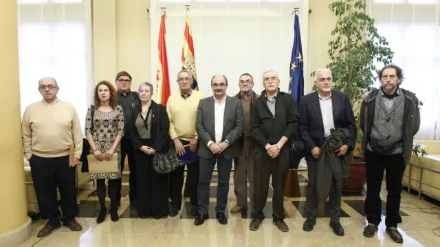 Javier Lambán con representantes de asociaciones de la memoria histórica.
