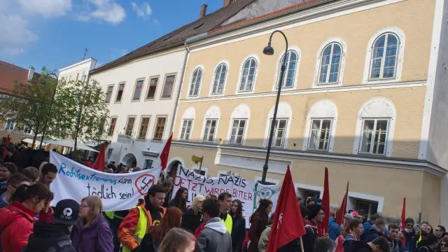 Imagen de archivo de una manifestación anti-Nazi frente a la casa natal de Hitler.