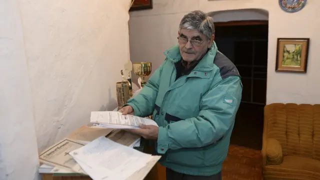 José Albesa muestra en su casa de Obón la documentación presentada contra el Ayuntamiento.