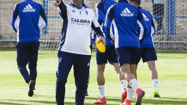 Raúl Agné da indicaciones a la plantilla durante un entrenamiento en la Ciudad Deportiva.