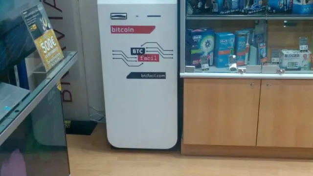 El cajero de bitcoins se ha instalado en la tienda Morancho (calle Isaac Peral, 1).