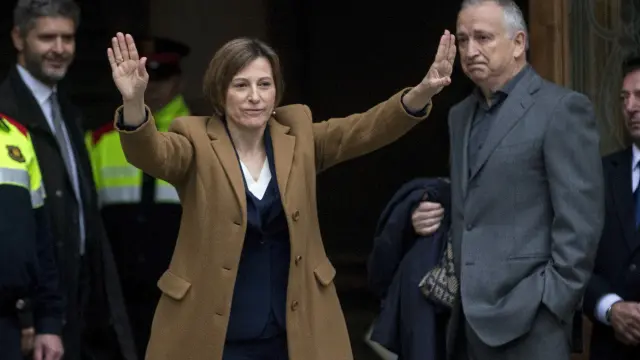 La presidenta del Parlament catalán, Carme Forcadell, saluda antes de entrar a declarar.
