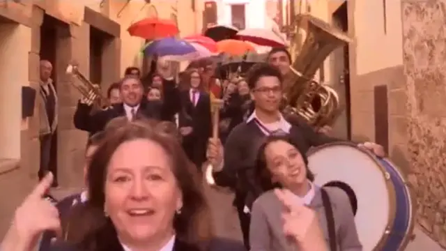 Imagen del vídeo que grabaron los vecinos de Rubielos de Mora bailando por todo el pueblo.