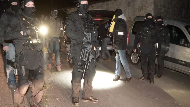 La policía francesa durante las detenciones de este viernes por la noche.