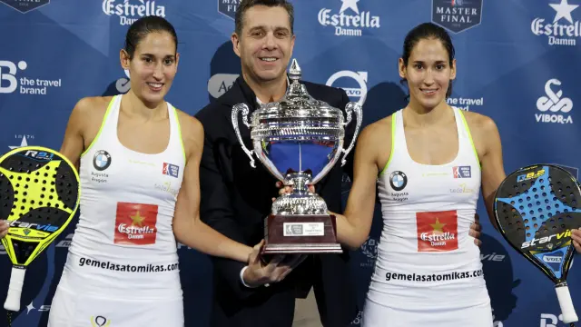 Las gemelas Sánchez Alayeto tras ganar el último título del año.