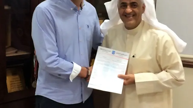 Luis Aragón el día de la firma de su nuevo contrato con el Kazma SC de Kuwait.