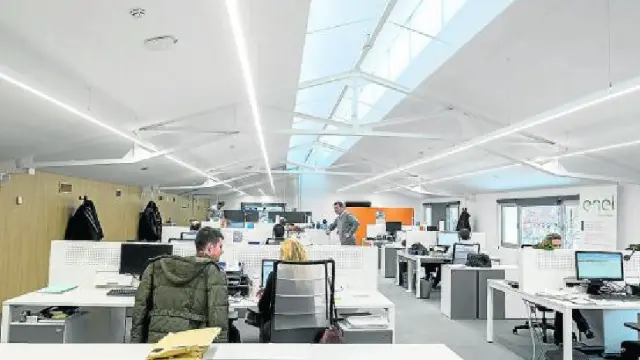 Oficina en el piso superior de la nueva sede central de Endesa en Aragón, en Zaragoza.