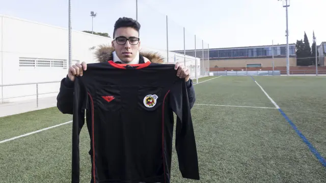 Fahd Abbou, en el campo del Miralbueno con la camiseta del uniforme arbitral.