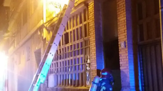 Bomberos de la DPZ sofocando un incendio en Illueca.