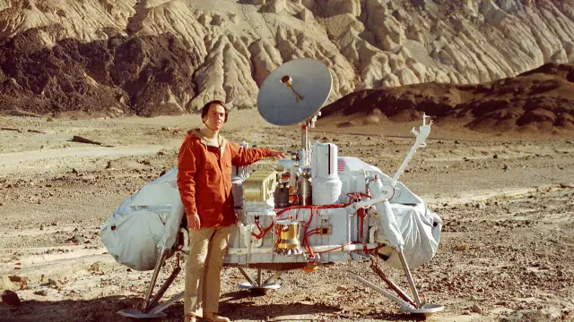Sagan junto a una maqueta de las sondas Viking, destinadas a posarse sobre Marte.
