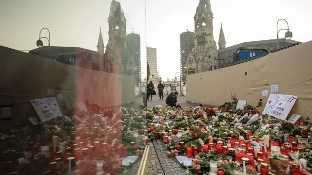 Miles de flores recuerdan a las víctimas en el lugar del atentado.