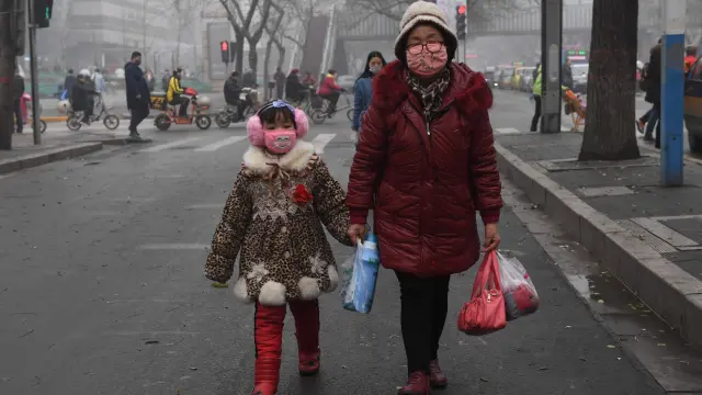 Los habitantes de Pekín, obligados a salir a la calle con mascarilla debido a los latos niveles de contaminación.