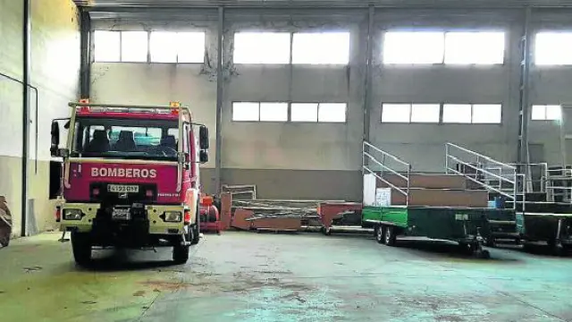 El Ayuntamiento de Utrillas aprobó el pasado mes de septiembre ceder a la Diputación Provincial una nave lista para acoger el nuevo parque de bomberos. En las instalaciones en la fotografía ya se guarda desde hace una década el vehículo que se utiliza en la zona en casos de emergencia.