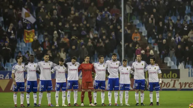 El equipo zaragocista, antes de comenzar el último partido ante el Real Oviedo en La Romareda, con la grada del Fondo Norte a sus espaldas.