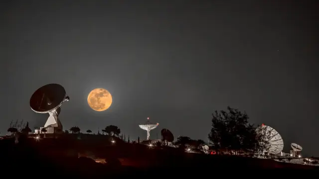 Fotografía de la luna llena en Canarias.