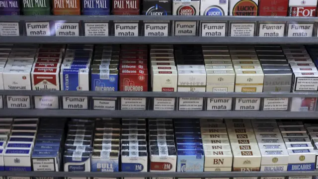 Paquetes de tabaco en la estantería de un estanco.