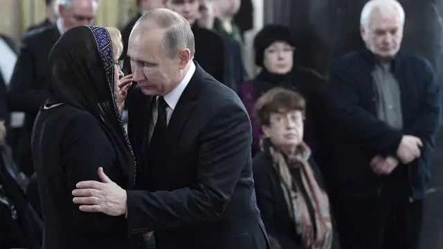 Vladimir Putin junto a la viuda del embajador en una ceremonia en su honor.