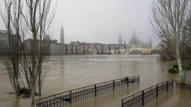 Crecida del río Ebro a su paso por Zaragoza en enero de 2009.