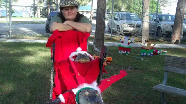 Mary Thorn posa junto a Rambo, vestido de Papá Noel