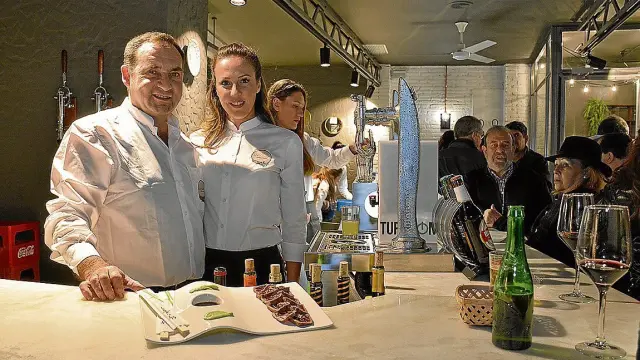 Víctor García, propietario, y Alina Bold, camarera, en el nuevo Umami.