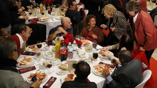 Manuela Carmena felicita la Navidad a 200 personas sin hogar de Madrid.