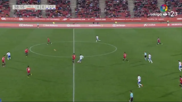 Captura de televisión en la que se recoge el momento en el que Juan Muñoz golpea el balón en vaselina para anotar el 0-1 en el Real Mallorca-Real Zaragoza de hace dos meses en Son Moix. Lo hizo desde más de 52 metros de distancia.