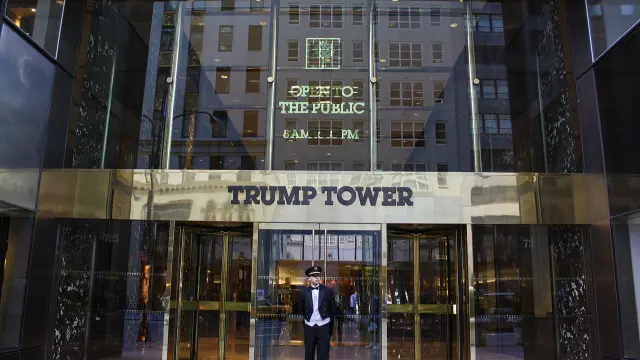 Entrada del edificio de Trump en Nueva York.