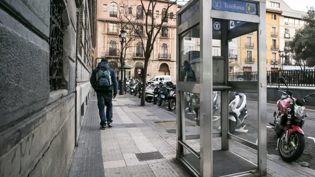 Cabina de teléfono en la plaza de Salamero, en Zaragoza.