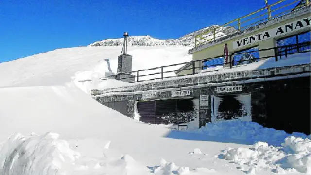 En el invierno 2012-2013 se alcanzaron alturas de nieve acumulada por efecto del viento de casi 10 metros.