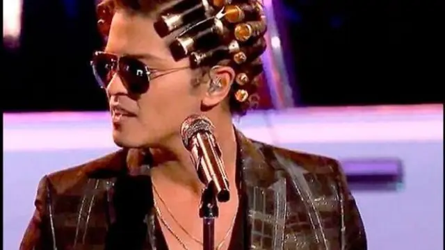 Bruno Mars salió a escena con rizos dorados alrededor de la cabeza para cantar su sencillo 'Uptown Funk'.