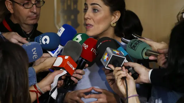 Lorena Ruiz-Huerta contesta a las preguntas de los periodistas tras la reunión del grupo parlamentario.
