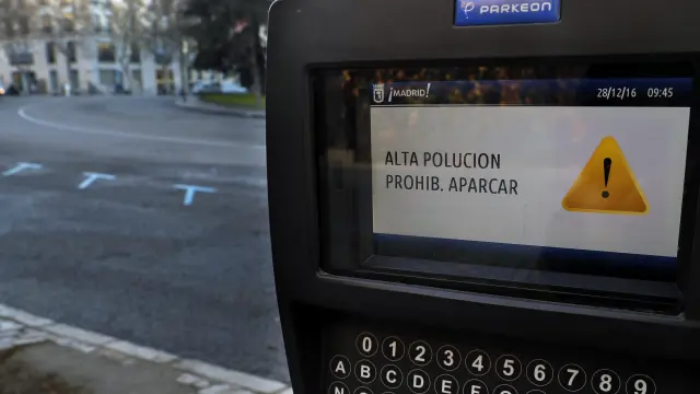 El Ayuntamiento de Madrid ha aplicado el Escenario 2 del protocolo para episodios de alta contaminación por dióxido de nitrógeno (NO2) y, en consecuencia, los no residentes no pueden aparcar en la zona del Servicio de Estacionamiento Regulado (SER)