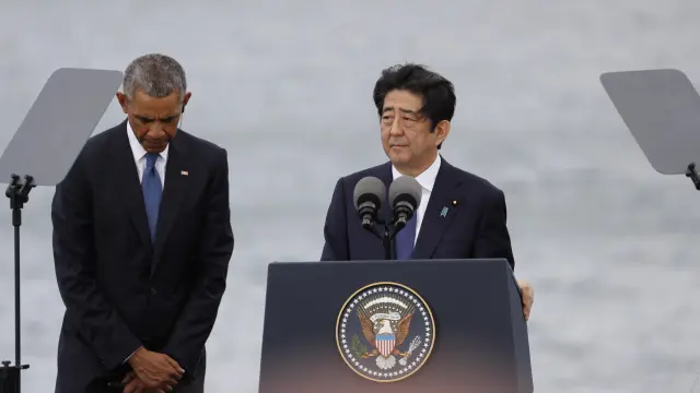 El presidente estadounidense, Barack Obama, y el primer ministro japonés, Shinzo Abe, durante una rueda de prensa tras visitar el USS Arizona Memorial en Pearl Harbor (Hawai) como gesto de reconciliación.