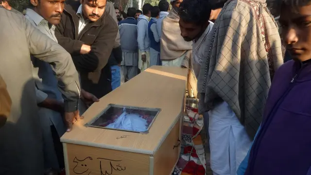 Paquistaníes cristianos portan el ataúd de uno de los fallecidos por la ingesta de alcohol casero.