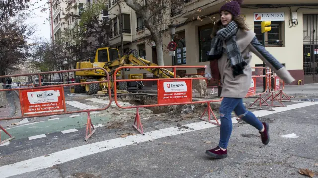 La calle de Mefisto quedó cortada al tráfico por la reparación de la tubería afectada