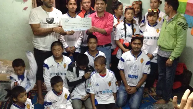 Carlos Pauner junto a los niños del proyecto '14 sueños cumplidos'.