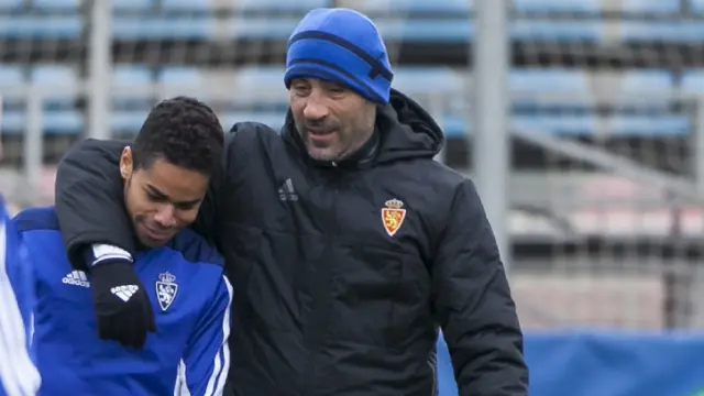 Raúl Agné hace una carantoña cariñosa a Raí Nascimento en un reciente entrenamiento del Real Zaragoza.