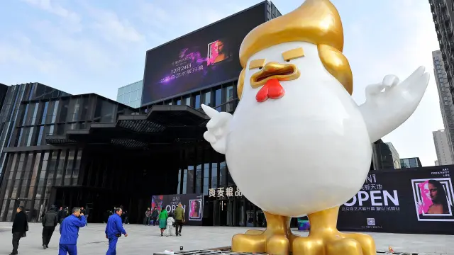 Estatua del Pollo Trump en un centro comercial en China.