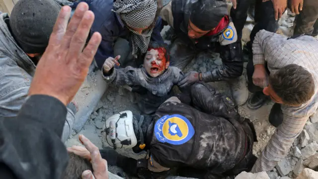 Imagen de archivo del rescate de un menor entre los escombros en la población siria de Al Bab.