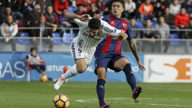 Jesús Valentín pugna una pelota con Toché, delantero del Real Oviedo.